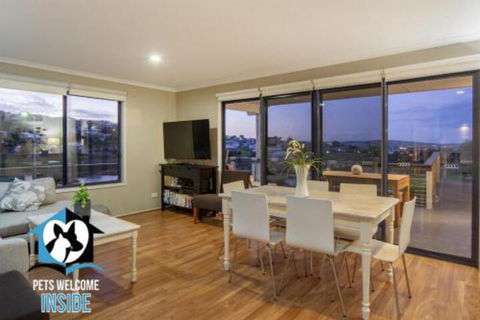 Almost New + Sea & Lake Views - Accommodation BNB 1
