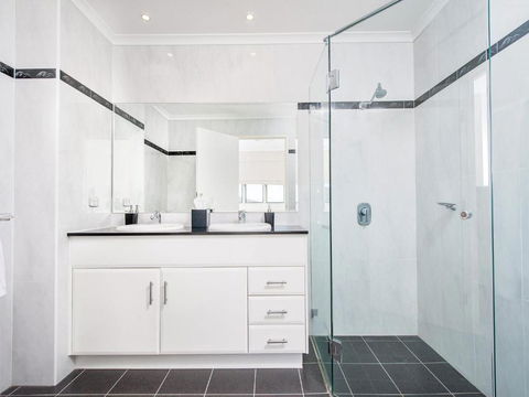 Views Views & More Views Sub Penthouse In Shoal Bay - Accommodation BNB 5