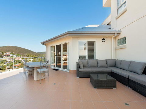 Views Views & More Views Sub Penthouse In Shoal Bay - Accommodation BNB 4