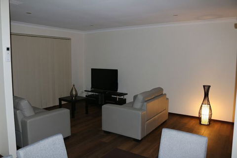 Cozy Stay At Kearsley - Accommodation BNB 3