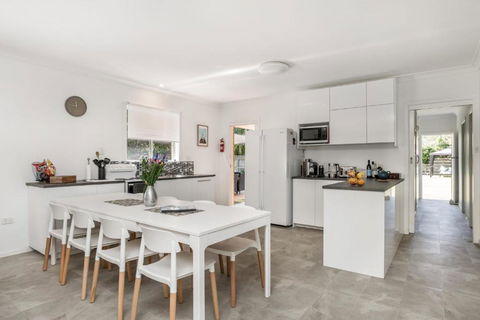 A SWEET ESCAPE Carefree Beach Home - Accommodation BNB 6