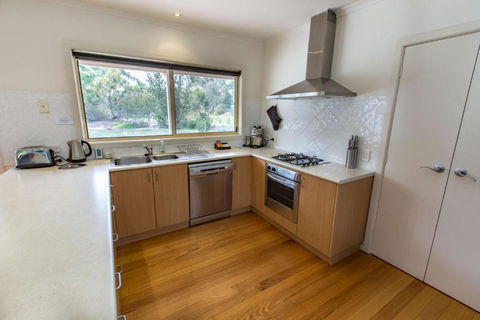 Acacia Lakehouse The Lake At Your Doorstep - Accommodation BNB 4