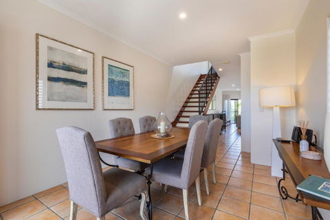Wake Up To Ocean Views In Stylish Comfort - Accommodation BNB 2