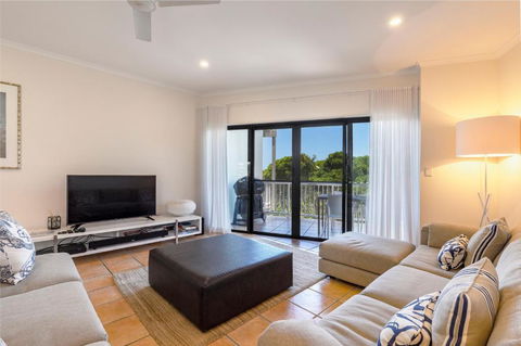 Wake Up To Ocean Views In Stylish Comfort - Accommodation BNB 5