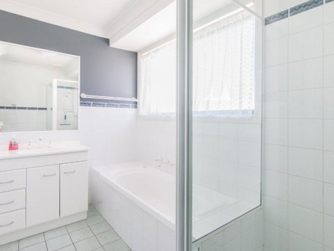 1 / 54 Parkes Airconditioned - Accommodation BNB 4