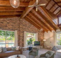 Luxurious Home on 5 Acres Close to CBD Sleeps 18 - Accommodation BNB