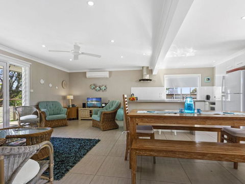 HILLTOP HAVEN In MOLLYMOOK - Accommodation BNB 4
