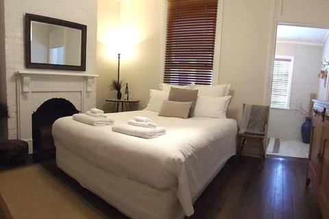 YSG The Edward Townhouse 157 Steps To Town - Accommodation BNB 3