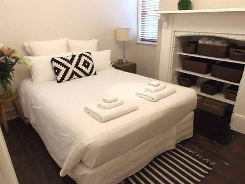 YSG The Edward Townhouse 157 Steps To Town - Accommodation BNB 6