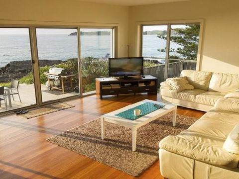 Joness Beach House Perfect Location With Views! - Accommodation BNB 3