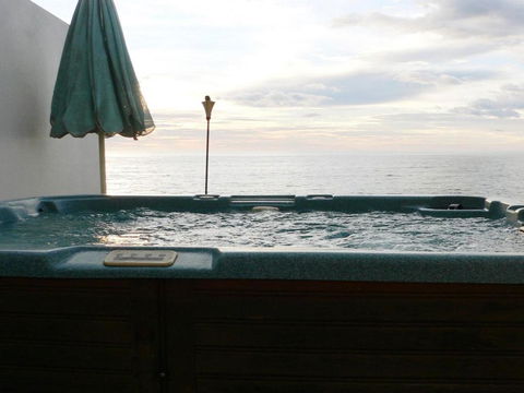 Joness Beach House Perfect Location With Views! - Accommodation BNB 2