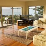 Joness Beach House Perfect Location With Views! - Accommodation BNB 0