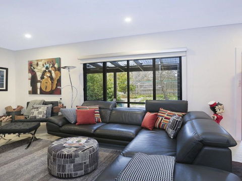 Lovett Quirky Stylish With A Bush Backdrop - Accommodation BNB 6