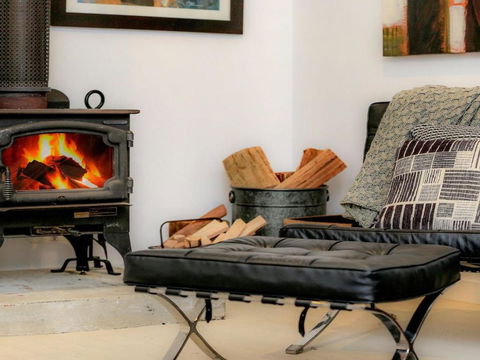 Lovett Quirky Stylish With A Bush Backdrop - Accommodation BNB 2
