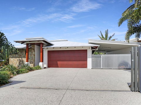 WATERFRONT HOME BORDERING MOOLOOLABA - Accommodation BNB 2