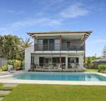 WATERFRONT HOME BORDERING MOOLOOLABA - Accommodation BNB