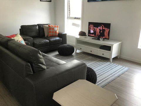 Discover Warilla Bright & Airy Townhouse Near The Beach & Lake - Accommodation BNB 6