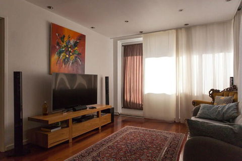 Bright & Spacious 2 Bedroom Apartment In Windsor - Accommodation BNB 3