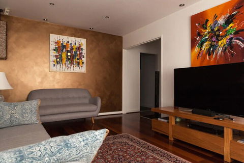Bright & Spacious 2 Bedroom Apartment In Windsor - Accommodation BNB 5