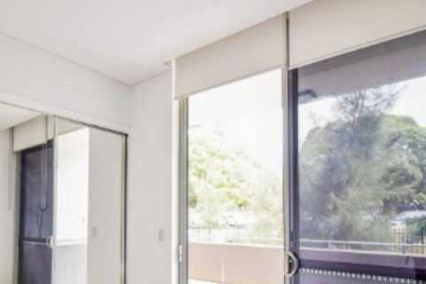 Sun-drenched 3 Bedroom Apartment In Turrella - Accommodation BNB 6