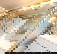 Contemporary 2 Bedroom Beachfront Apartment - Accommodation BNB