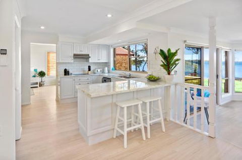 Adrift Retreat St. Georges Basin Waterfront Home - Accommodation BNB 2