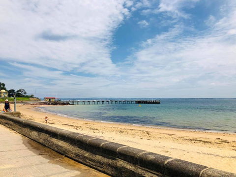 Stylish Island Getaway BEACHFRONT APARTMENT - Accommodation BNB 4