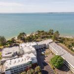 Stylish Island Getaway BEACHFRONT APARTMENT - Accommodation BNB 0