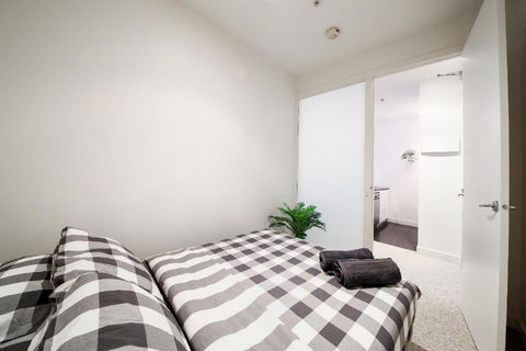 A Spacious & Central 2BR Apt Near Flinders Station - Accommodation BNB 1