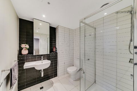 A Modern 2BR CBD Apt City Views FREE Parking - Accommodation BNB 1