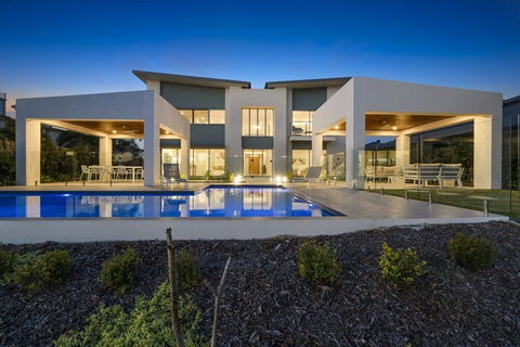 Luxury Canal Front Holiday House Raptor Pde Banksia Beach - Accommodation BNB 0