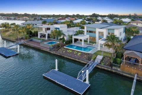 Luxury Canal Front Holiday House Raptor Pde Banksia Beach - Accommodation BNB 1