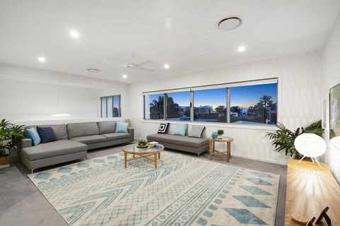 Luxury Canal Front Holiday House Raptor Pde Banksia Beach - Accommodation BNB 6
