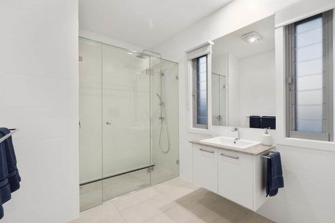 Luxury Canal Front Holiday House Raptor Pde Banksia Beach - Accommodation BNB 4
