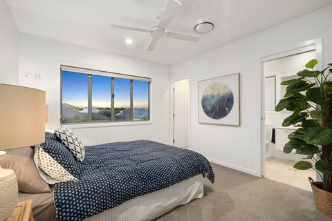Luxury Canal Front Holiday House Raptor Pde Banksia Beach - Accommodation BNB 3