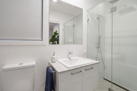 Luxury Canal Front Holiday House Raptor Pde Banksia Beach - Accommodation BNB 5