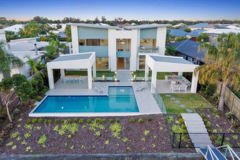 Luxury Canal Front Holiday House Raptor Pde Banksia Beach - Accommodation BNB 2