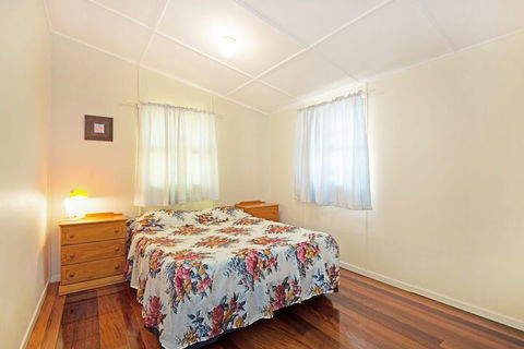 Close To Water Restaurants & Clubs Toorbul St. Bongaree - Accommodation BNB 4