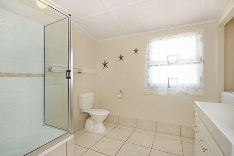 Close To Water Restaurants & Clubs Toorbul St. Bongaree - Accommodation BNB 6