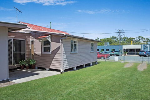 Close To Water Restaurants & Clubs Toorbul St. Bongaree - Accommodation BNB 1