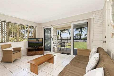 Ground Floor Air Conditioned Fabulous Waterviews Overlooking Pumicestone Passage - Accommodation BNB 3