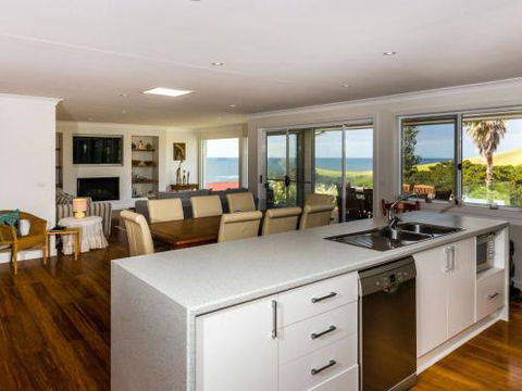 WHALE WATCH FOR FOUR Gerringong 4pm Check Out Sundays - Accommodation BNB 1