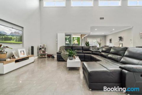 Wentworth Estate 5 Bedroom Luxury Home Sleeps 12 - Accommodation BNB 3