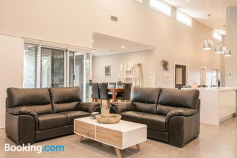 Wentworth Estate 5 Bedroom Luxury Home Sleeps 12 - Accommodation BNB 4