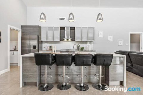 Wentworth Estate 5 Bedroom Luxury Home Sleeps 12 - Accommodation BNB 2