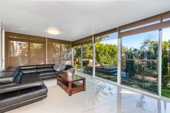 Spacious 4 Bedroom House The Hill - Accommodation BNB 0