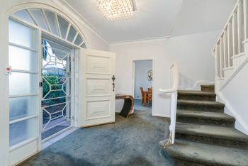 Spacious 4 Bedroom House The Hill - Accommodation BNB 2