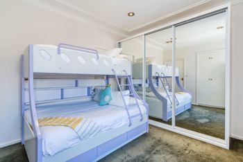 Spacious 4 Bedroom House The Hill - Accommodation BNB 3