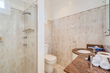Spacious 4 Bedroom House The Hill - Accommodation BNB 1