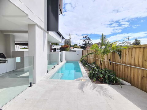 Modern 2 BR With Private Pool & Garden - Accommodation BNB 2